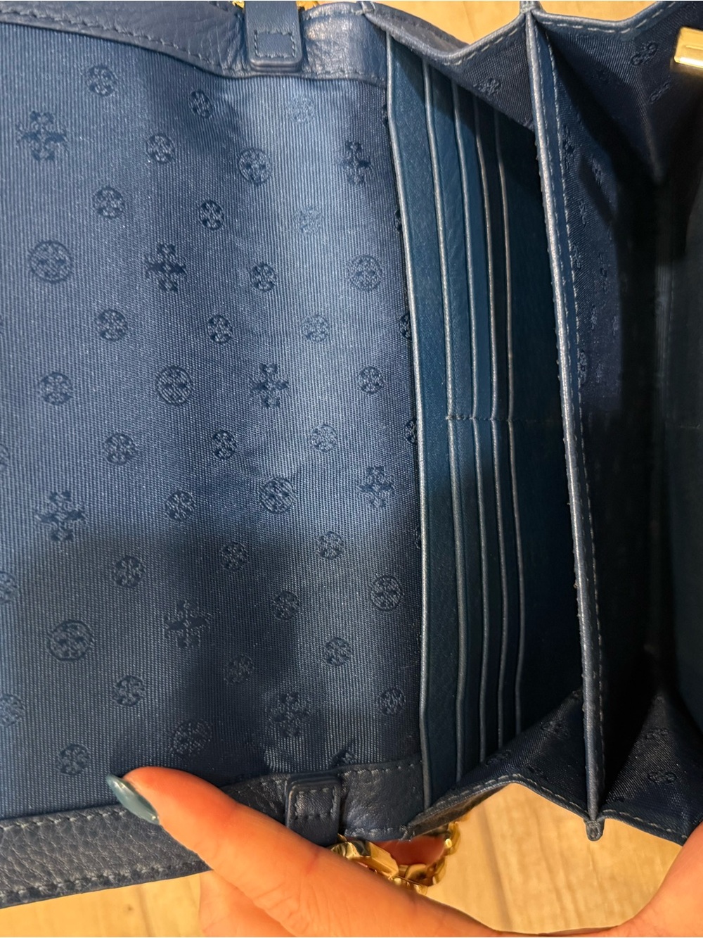 Tory Burch Navy Pebbled Leather Crossbody with Gold Logo - Picture 2 of 7